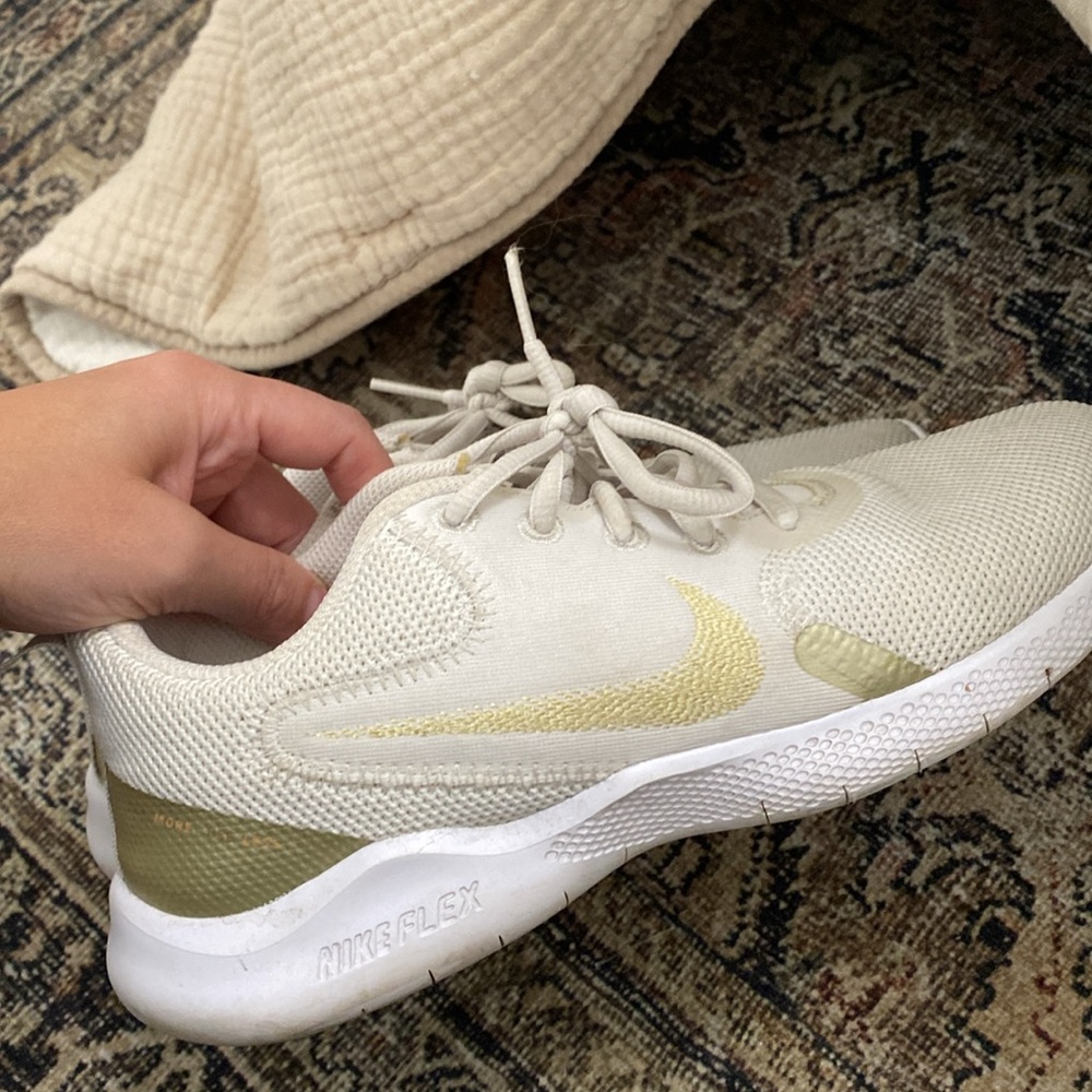 Nike flex running shoe white and gold
